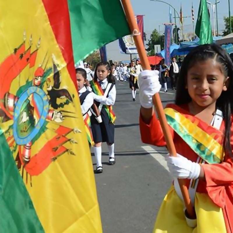 celebración y desfile de teas en pianamar