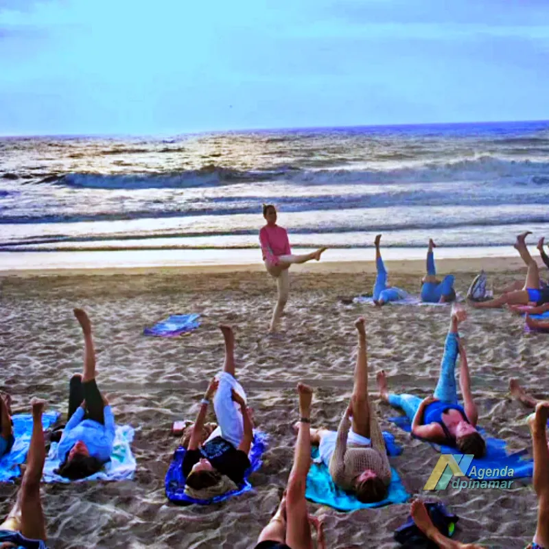 yoga en la playa de valeria del mar en verano 2026